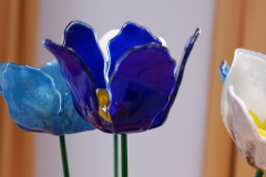 2021-12-03-koningsblauwe-glasbloem-zijkant-met-handtekening-DSCF7160